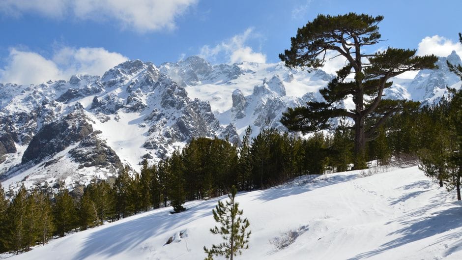 Serra da Estrela no inverno: Manteigas e o vale glaciar do Zêzere, longe da Torre