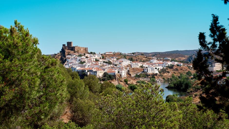 Mértola: descer ao Guadiana e atravessar dois mil anos a pé