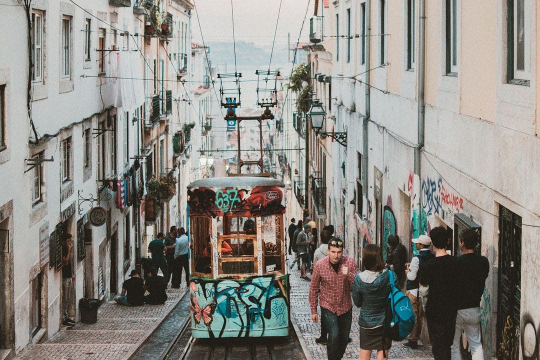 Turismo de massas em Lisboa e no Porto: o que esconde o boom do Alojamento Local nas férias de verão