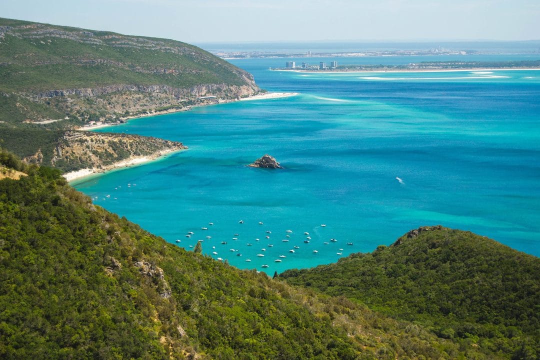 Parque Natural da Arrábida: a serra que mergulha no mar a quarenta quilómetros de Lisboa