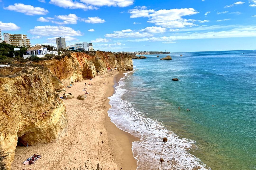Algarve em Setembro: o Mar Mais Quente do Ano e as Praias sem Multidões