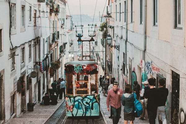 Turismo de massas em Lisboa e no Porto: o que esconde o boom do Alojamento Local nas férias de verão