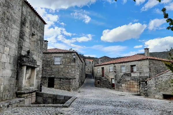 Serra da Estrela no Verão: Aldeias de Granito, Lagoas Glaciares e o Queijo que se Come à Colher